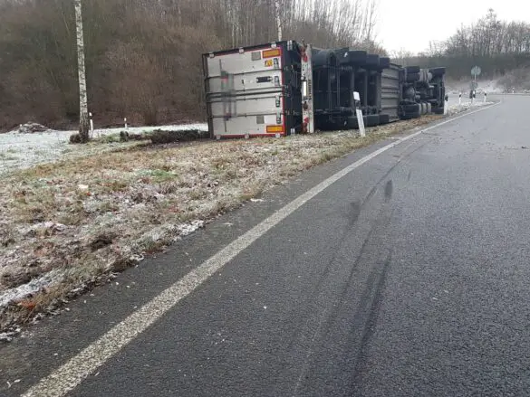 LKW kippt auf der Autobahn A30 bei Osnabrück um LKW kippt auf der Autobahn A30 bei Osnabrück um