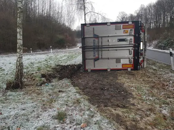 LKW kippt auf der Autobahn A30 bei Osnabrück um LKW kippt auf der Autobahn A30 bei Osnabrück um