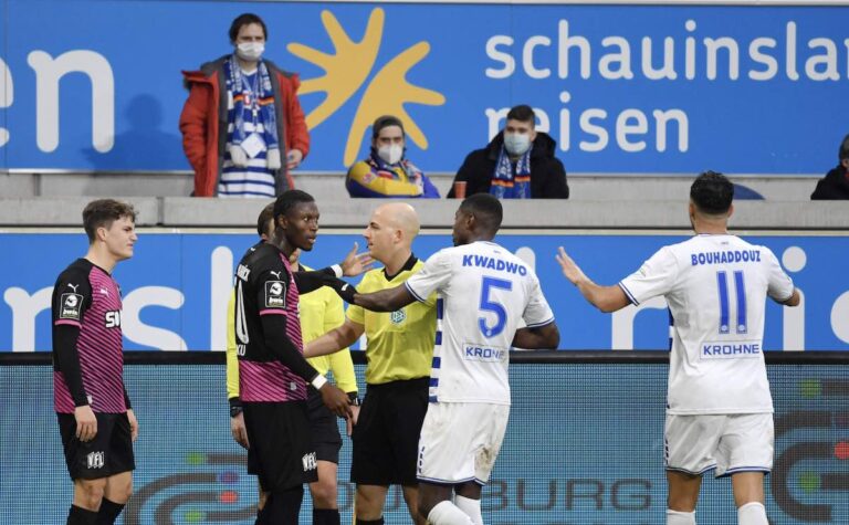 Spielunterbrechung - Aaron Opoku wurde von den Fans des MSV Duisburg rassistisch beleidigt, Schiedsrichter Nicolas Winter unterbricht das Spiel, Foto: IMAGE, Maik Hölter/TEAM2sportphoto