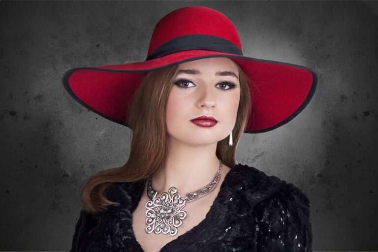 Frau mit Schmuck und Hut