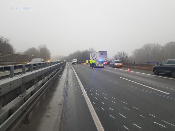 PKW-Gespann verunfallt auf Autobahn A30