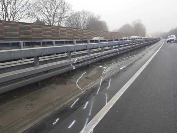 PKW-Gespann verunfallt auf Autobahn A30