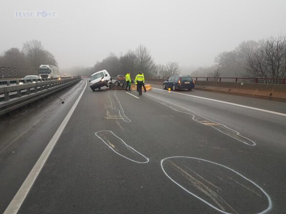 PKW-Gespann verunfallt auf Autobahn A30