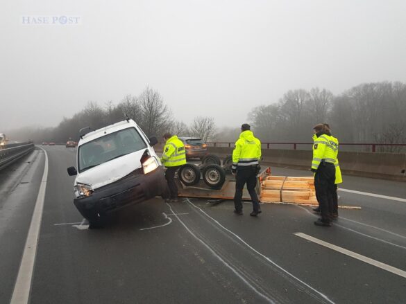 PKW-Gespann verunfallt auf Autobahn A30