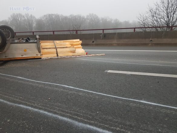 PKW-Gespann verunfallt auf Autobahn A30