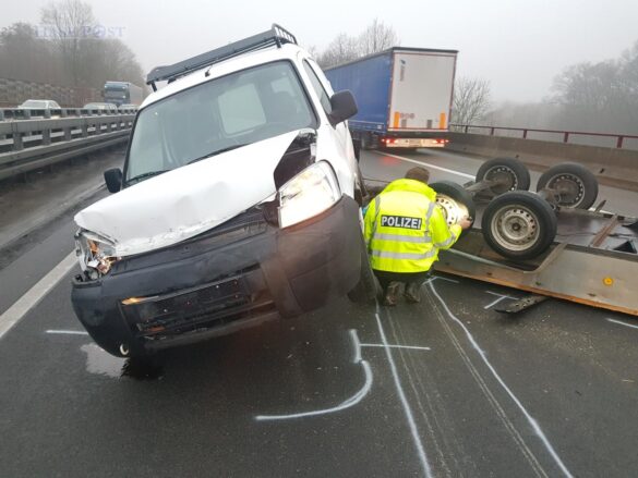 PKW-Gespann verunfallt auf Autobahn A30