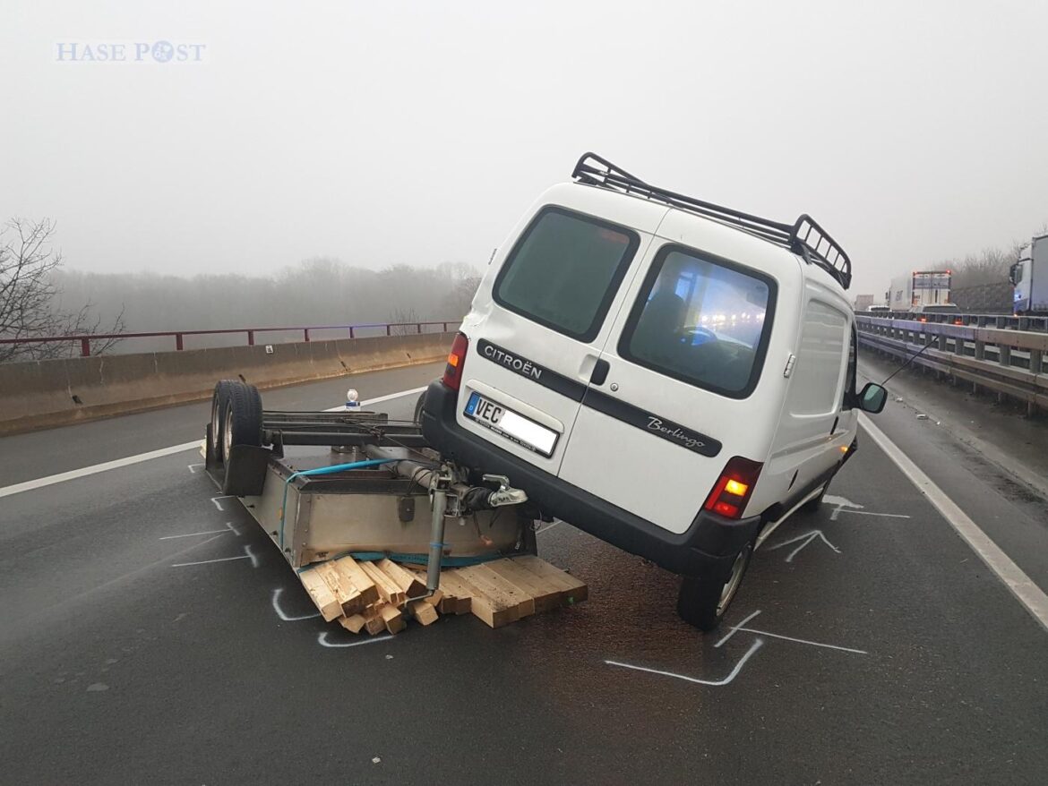 PKW-Gespann verunfallt auf Autobahn A30