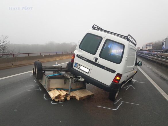 PKW-Gespann verunfallt auf Autobahn A30