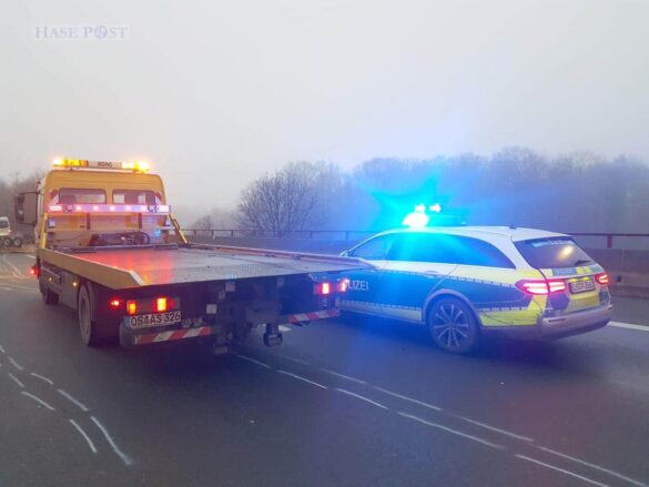 PKW-Gespann verunfallt auf Autobahn A30