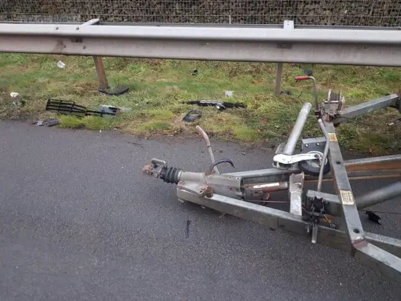 PKW-Gespann gerät auf Autobahn A1 außer Kontrolle