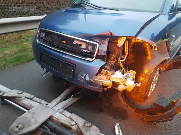 PKW-Gespann gerät auf Autobahn A1 außer Kontrolle