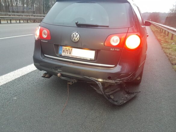 PKW-Gespann gerät auf Autobahn A1 außer Kontrolle