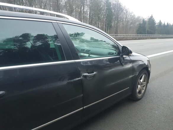 PKW-Gespann gerät auf Autobahn A1 außer Kontrolle
