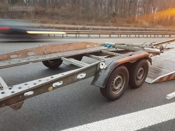 PKW-Gespann gerät auf Autobahn A1 außer Kontrolle