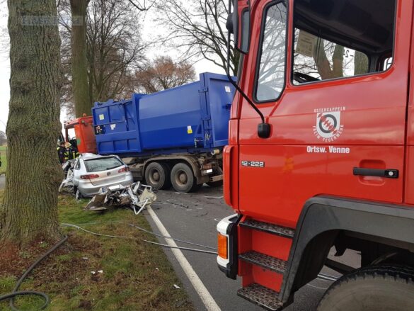 Tödlicher Unfall, PKW kollidiert mit LKW in Ostercappeln