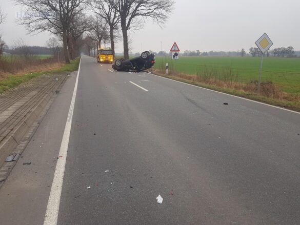 PKW von Traktor erfasst und überschlagen