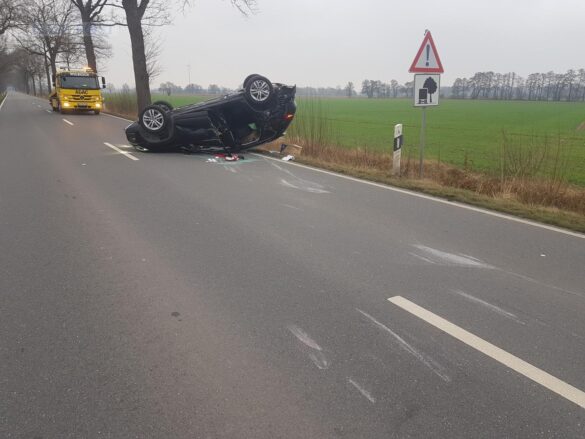PKW von Traktor erfasst und überschlagen