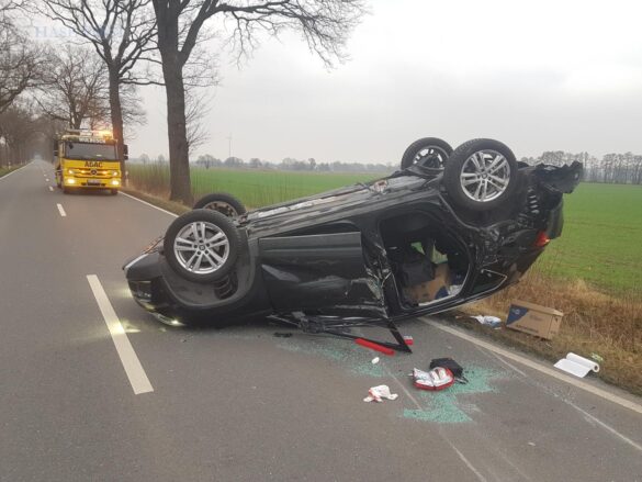 PKW von Traktor erfasst und überschlagen