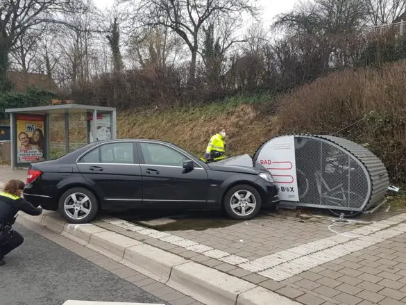 Autofahrer bei Unfall in Osnabrück lebensgefährlich verletzt