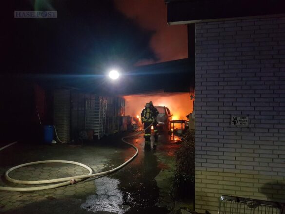Feuer in Carport bedroht Wohnhaus Feuer in Carport bedroht Wohnhaus