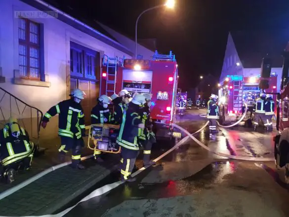 Feuer in Carport bedroht Wohnhaus Feuer in Carport bedroht Wohnhaus