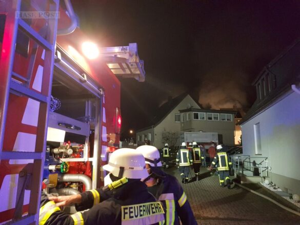 Feuer in Carport bedroht Wohnhaus Feuer in Carport bedroht Wohnhaus