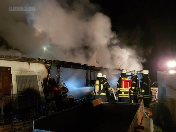 Feuer in Carport bedroht Wohnhaus Feuer in Carport bedroht Wohnhaus