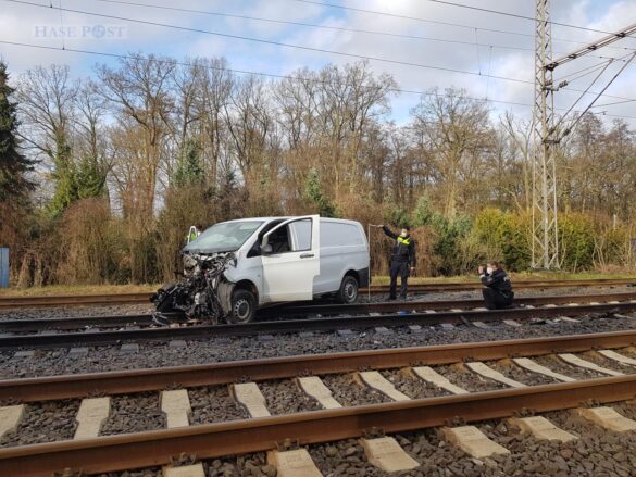 Zug erfasst Auto an Bahnübergang in Atter – Beeinträchtigungen im Zugverkehr zwischen Osnabrück und Rheine