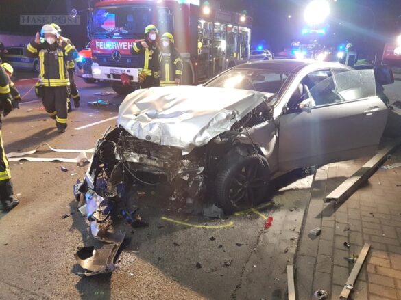 PKW-Kollision in Georgsmarienhütte, ein Fahrer wird eingeklemmt