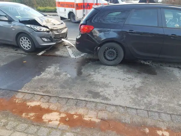 PKW prallt in parkendes Auto in Belm