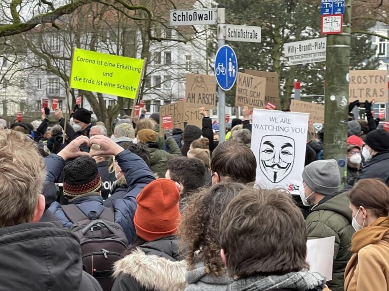 Schweigend begegneten sich Demonstrierende und Gegendemonstranten, Osnabrück, 15.01.2022