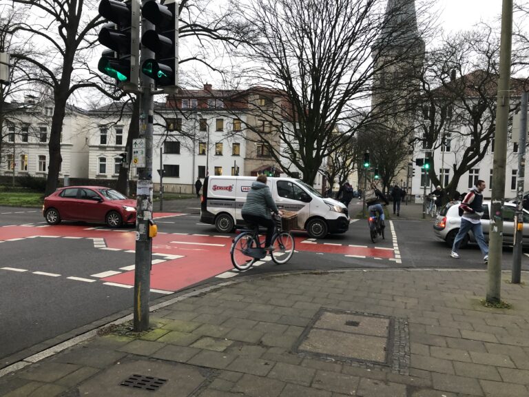 Nach Umwandlung der Rechtsabbiegespur am Wall: Rückstau verursacht blockierte Fuß- und Radwege