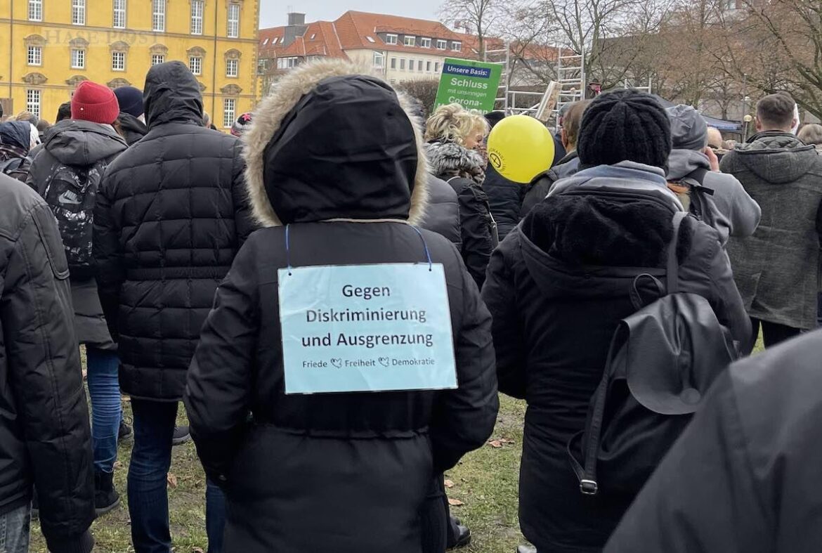 Teilnehmer bei der Corona-Demonstration im Schlossgarten am 15.01.2022