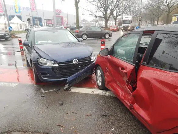 Zusammenstoß zweier Autos auf der Hannoverschen Straße Zusammenstoß zweier Autos auf der Hannoverschen Straße