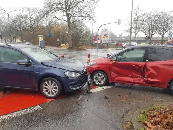 Zusammenstoß zweier Autos auf der Hannoverschen Straße Zusammenstoß zweier Autos auf der Hannoverschen Straße