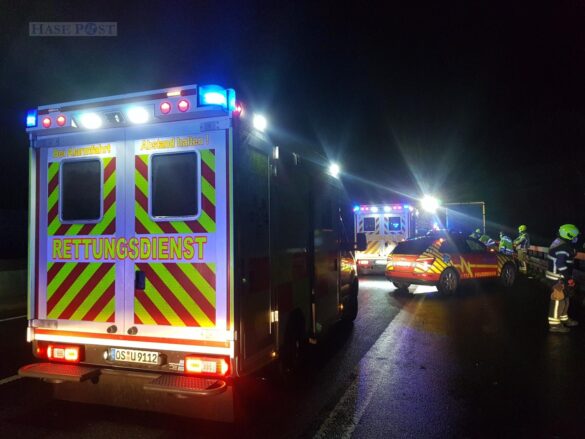 PKW kracht auf der Autobahn A30 in ein anderes Auto
