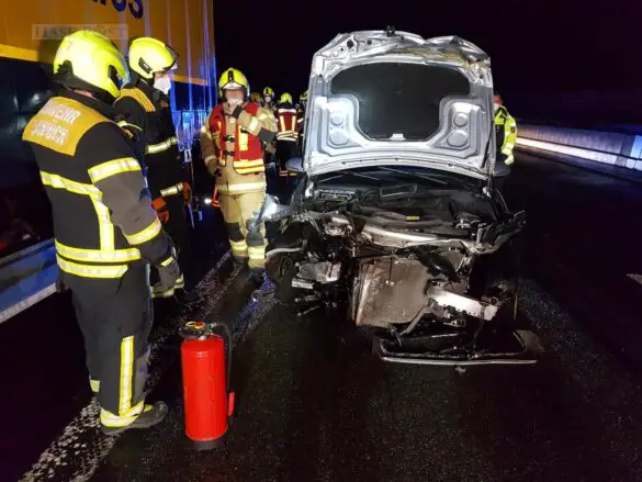 PKW kracht auf der Autobahn A30 in ein anderes Auto