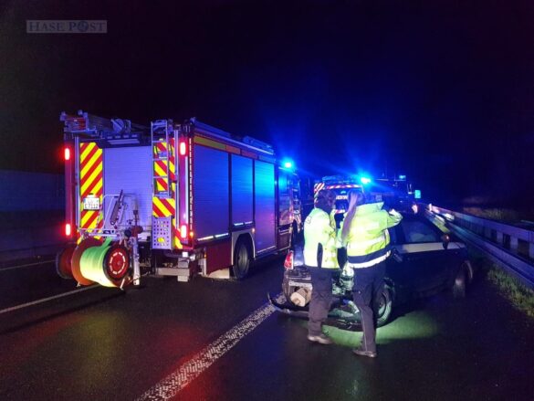 PKW kracht auf der Autobahn A30 in ein anderes Auto