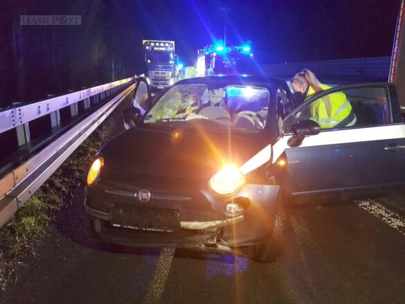 PKW kracht auf der Autobahn A30 in ein anderes Auto