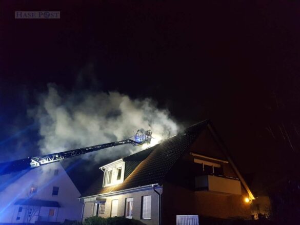 Nach Küchenbrand: Dachstuhl eines Wohnhauses in Flammen