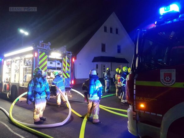 Nach Küchenbrand: Dachstuhl eines Wohnhauses in Flammen