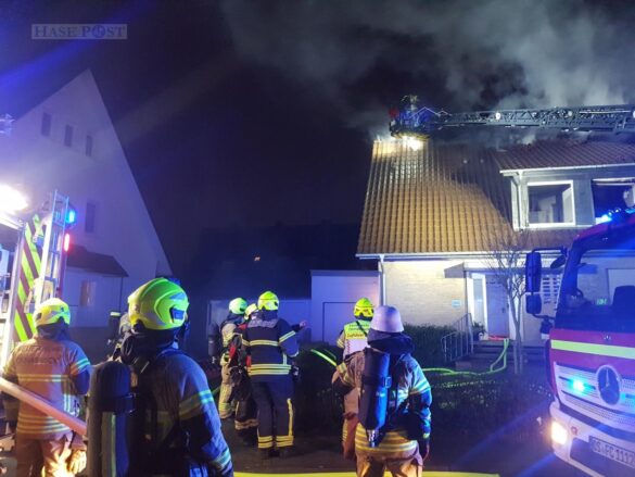 Nach Küchenbrand: Dachstuhl eines Wohnhauses in Flammen