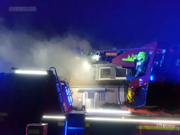 Nach Küchenbrand: Dachstuhl eines Wohnhauses in Flammen