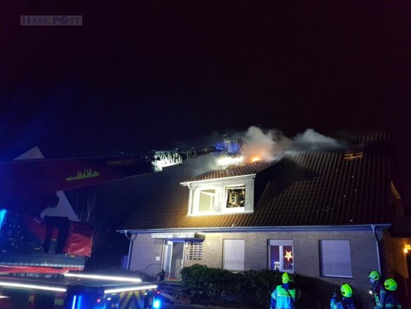 Nach Küchenbrand: Dachstuhl eines Wohnhauses in Flammen