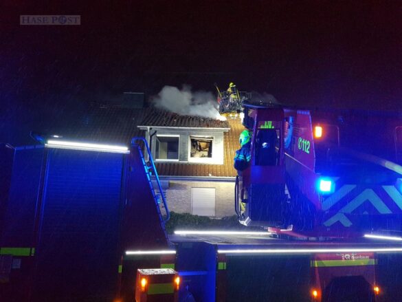 Nach Küchenbrand: Dachstuhl eines Wohnhauses in Flammen