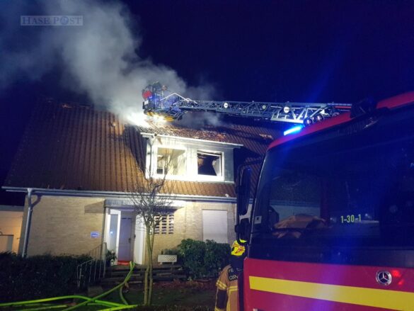 Nach Küchenbrand: Dachstuhl eines Wohnhauses in Flammen