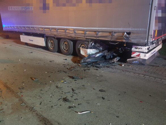 SUV kracht gegen LKW-Auflieger in Dissen