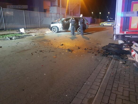 SUV kracht gegen LKW-Auflieger in Dissen