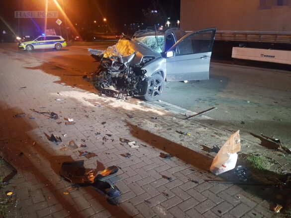 SUV kracht gegen LKW-Auflieger in Dissen