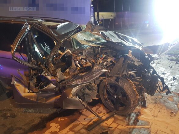 SUV kracht gegen LKW-Auflieger in Dissen